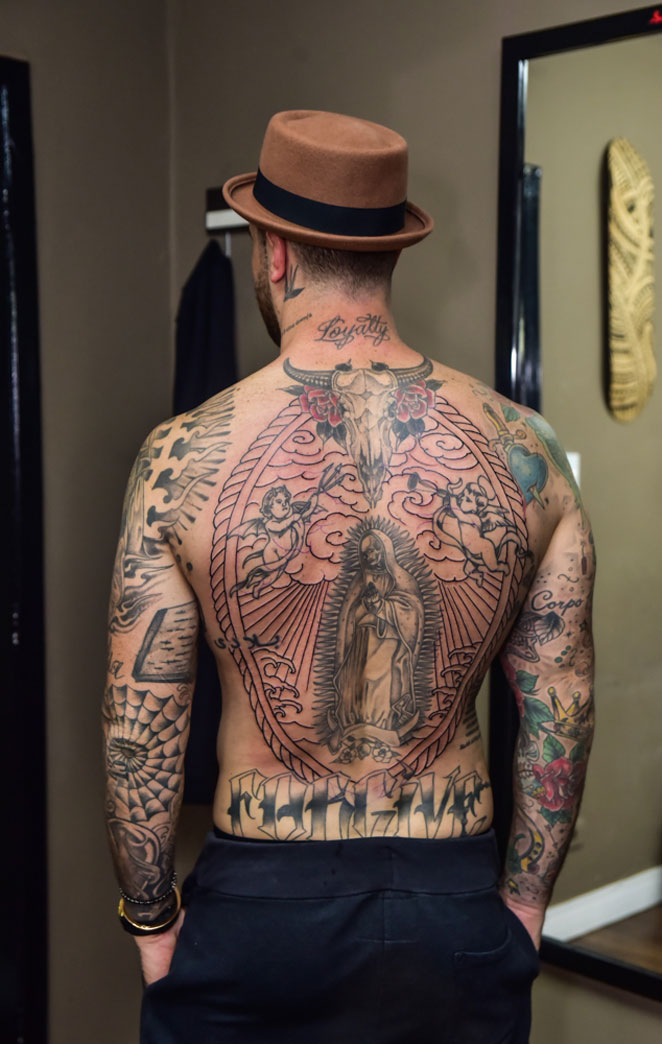 Felipe Titto mostra o resultado da tatuagem
