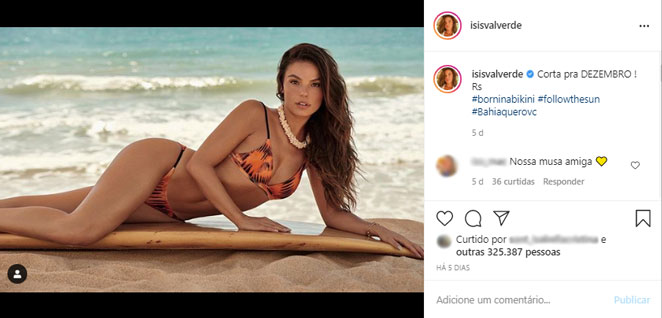 Isis Valverde cheia de pose na prancha de surfe
