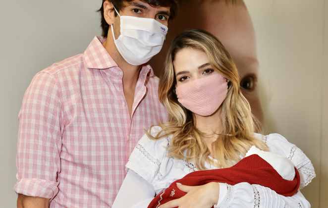 Kaká e Carol Dias deixando a maternidade com a filha recém-nascida