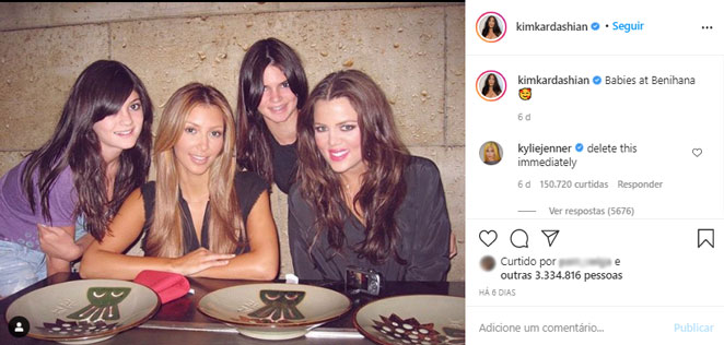 Kim e Khloé Kardashian com Kendall e Kylie Jenner em clique antigo
