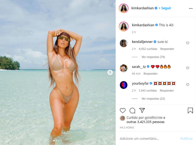 Kim Kardashian mostra corpão em praia paradisíaca