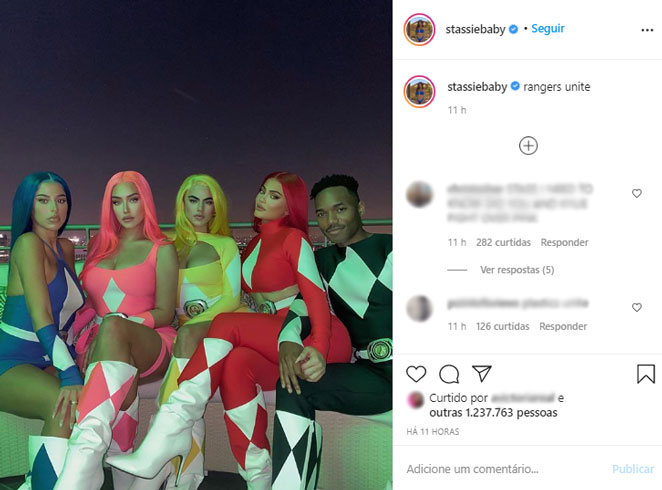 Kylie Jenner com os amigos usando fantasias inspiradas na série Power Rangers