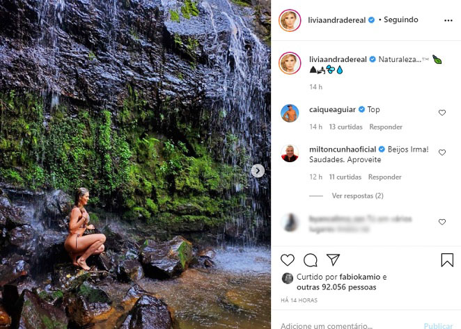 Lívia Andrade posa de biquíni em cachoeira e mostra boa forma