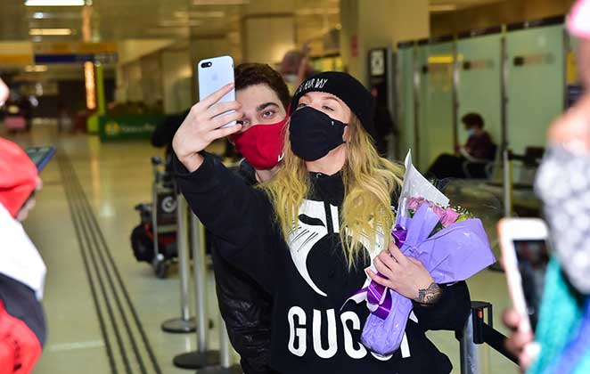 Luísa Sonza posa com fãs em aeroporto