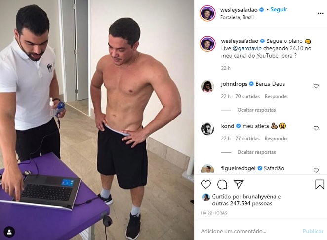 Wesley Safadão posa sem camisa e mostra boa forma