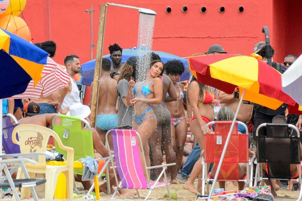 Anitta grava clipe no Piscinão de Ramos com direito a beijão e biquíni sexy