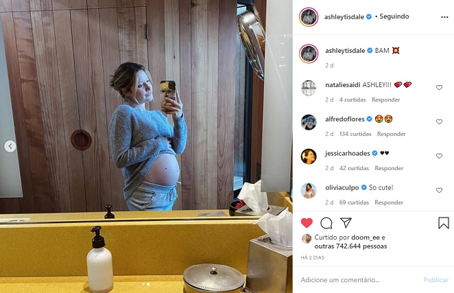 Ashley Tisdale mostra barrigão de grávida nas redes sociais