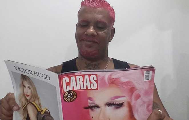 Rapper b8k pinta os cabelos enquanto lê matéria sobre Xuxa