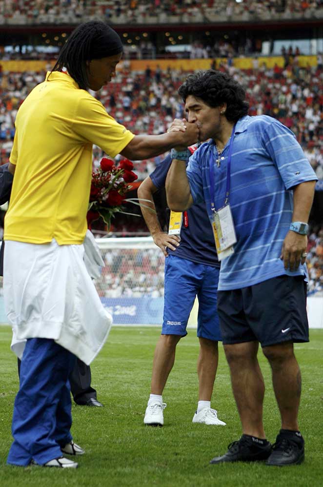 Diego Maradona beija a mão do jogador brasileiro Ronaldinho Gaúcho