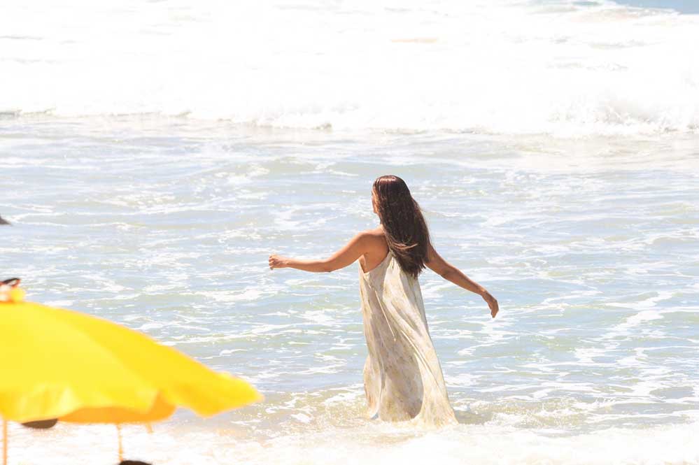 Camila Pitanga faz ensaio na praia do Leblon, no Rio