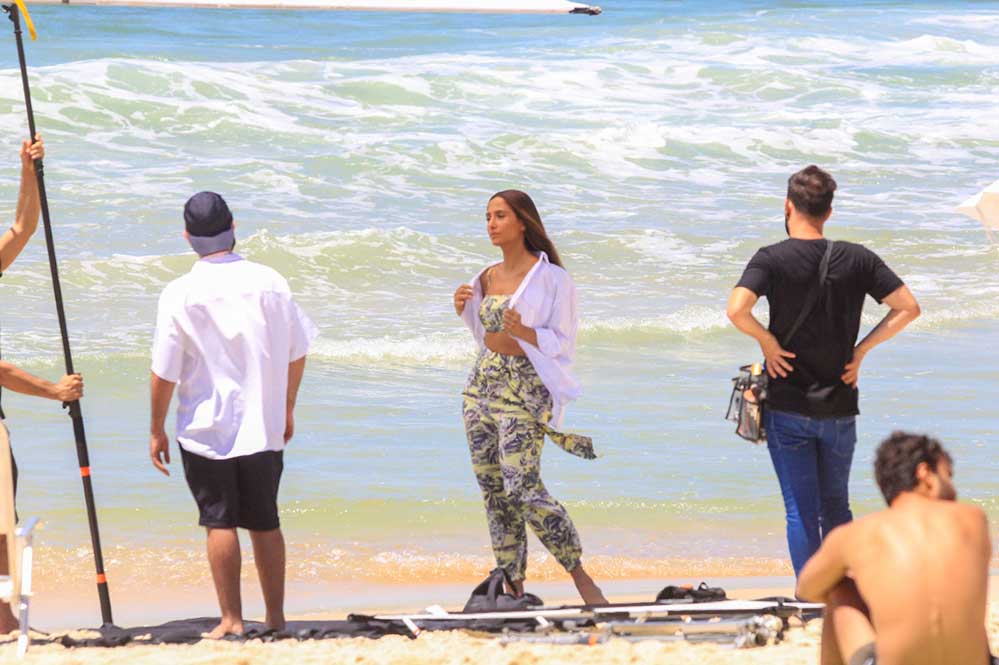 Camila Pitanga faz ensaio na praia do Leblon, no Rio