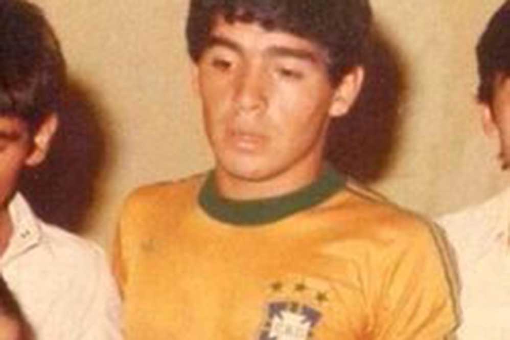 Maradona com a camisa do Brasil, que trocou com Zico