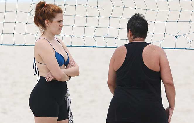 Ex-BBB Ana Clara jogou vôlei com uma amiga na praia