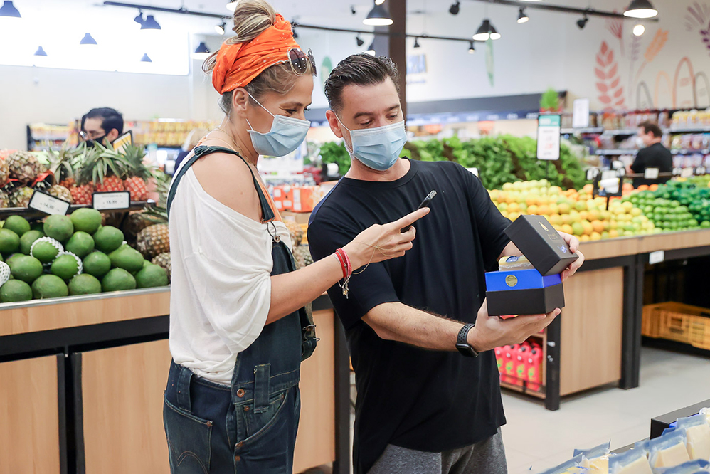 Adriane Galisteu e marido Alexandre Iodice fazem compras em supermercado e brincam tirando foto de frutas