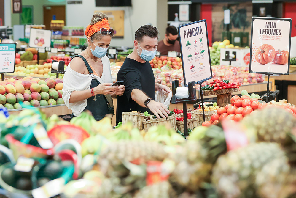 Adriane Galisteu e marido Alexandre Iodice fazem compras em supermercado com maior clima de romance 