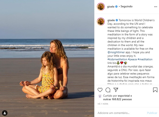 Gisele Bündchen faz meditação com a filha na praia