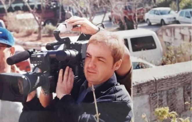 Mão na massa: Gugu trabalhando como câmera durante gravação em Jerusalém