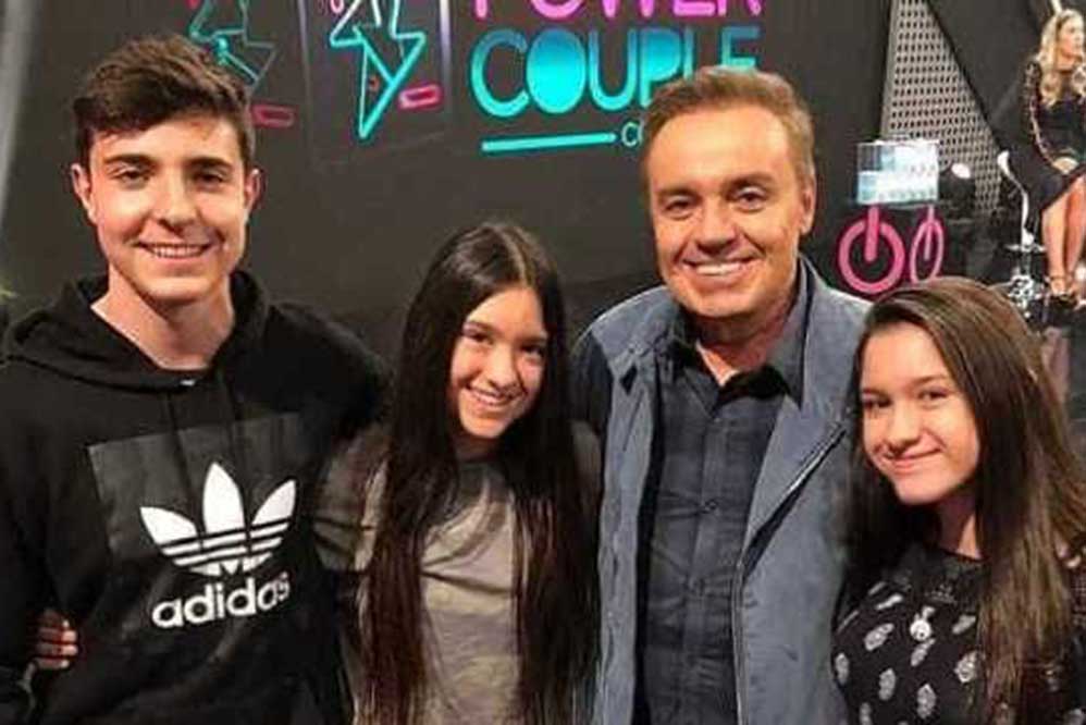 A alegria de receber os filhos João Augusto, Marina e Sofia nos bastidores do Power Couple, da Record TV