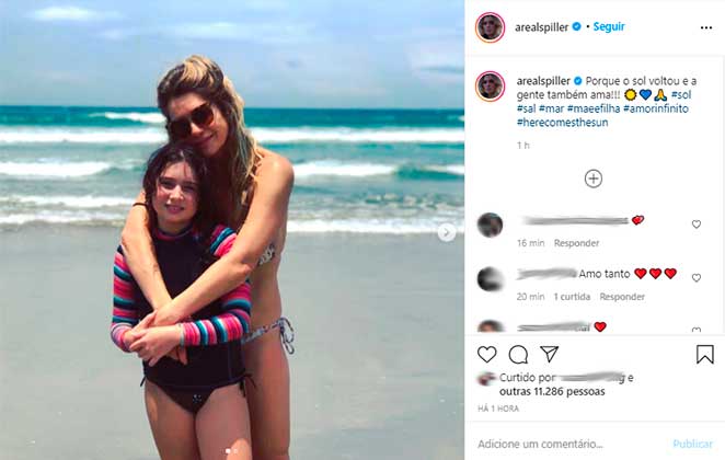 Leticia Spiller posou abraçada com a filha na praia