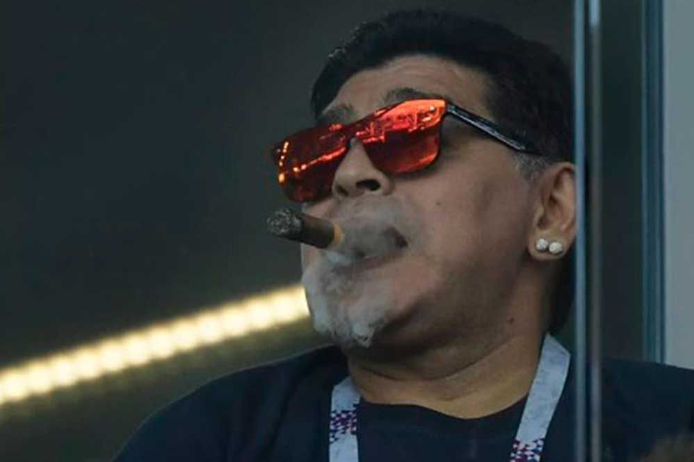 Maradona com seu bom e velho charuto