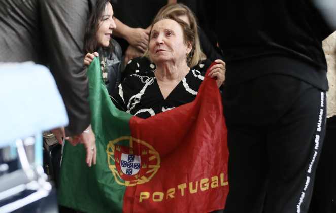 Dona Maria do Céu, mãe de Gugu Liberato, chegou a segurar a bandeira de Portugal no velório