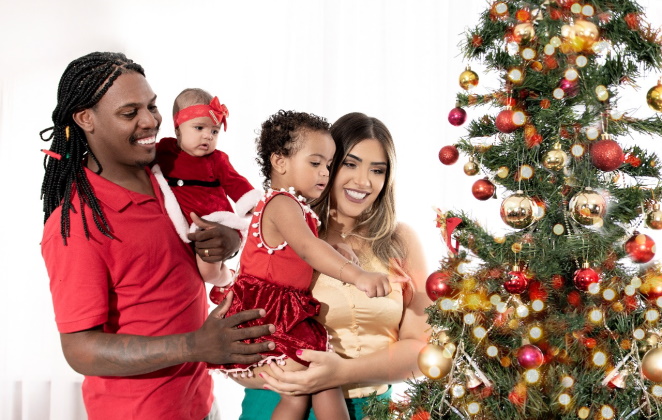 Kekel posa para ensaio natalino com a família
