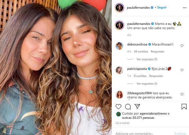 Paula Fernandes posa com a mãe e semelhança impressiona