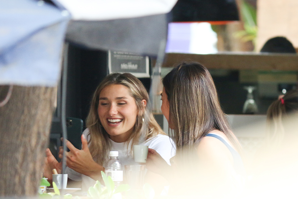 Sasha Meneghel ri em almoço com namorado e amigos