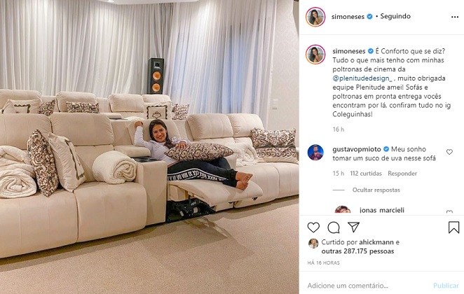 Simone Mendes impressiona ao posar em sua sala de cinema