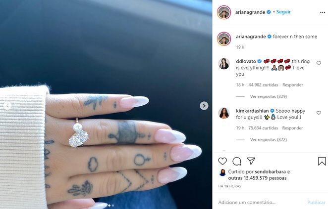 Ariana Grande exibiu seu lindo anel de noivado