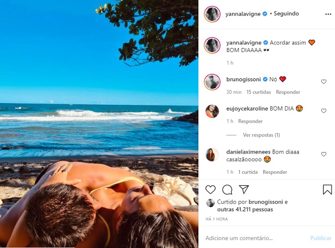Yanna Lavigne e Bruno Gissoni curtem chamego na praia