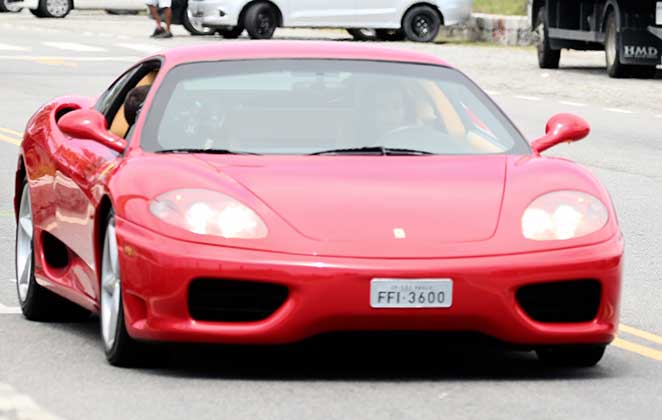 Cleo roda cenas de filme em Ferrari