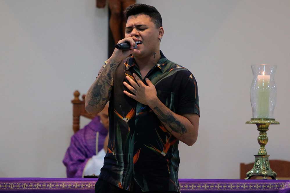 Felipe Araujo cantou durante a missa
