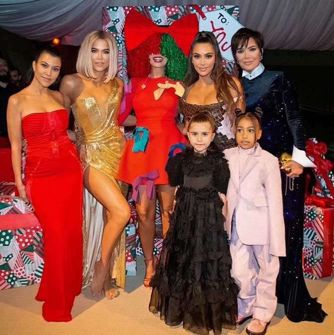 Festa de Natal em 2019 da família Kardashian-Jenner com a presença de Sia