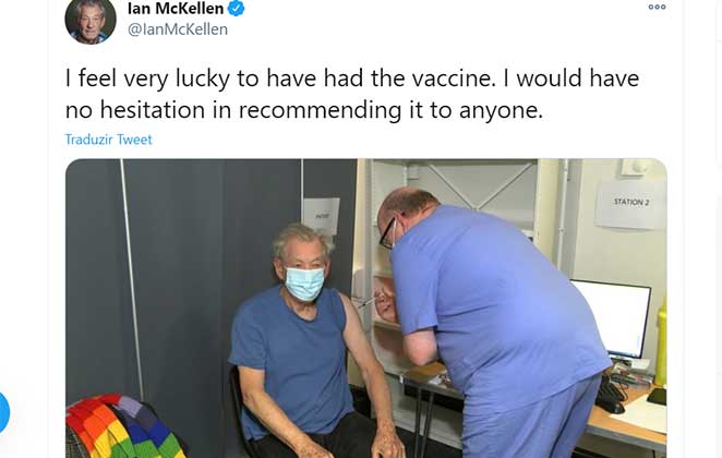 Ian McKellen recebe a vacina contra a covid-19