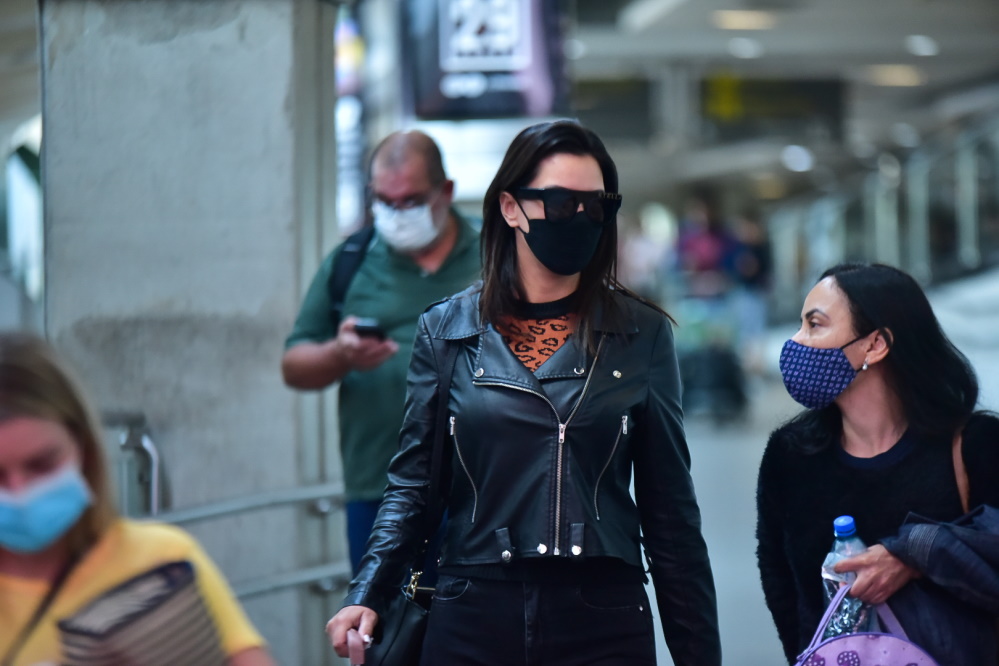 Ivy Moraes aposta em look all black em aeroporto