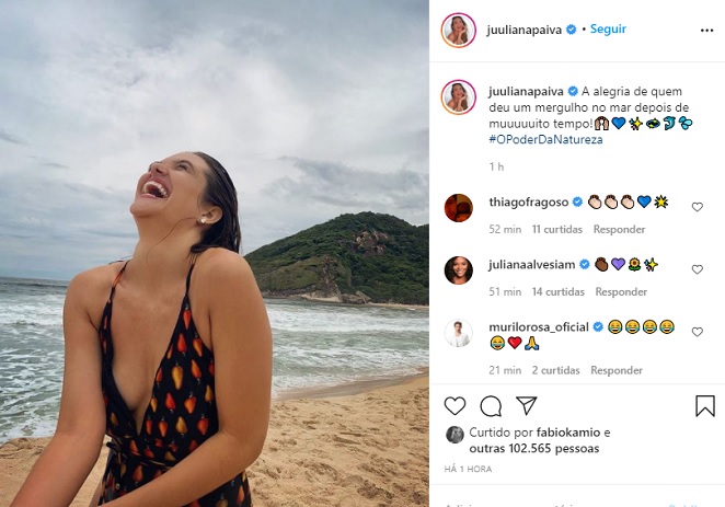 Juliana Paiva abre sorrisão após mergulho no mar