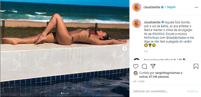 Claudia Leitte deixa corpão à mostra ao posar perto de piscina 