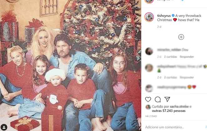 Mãe de Miley Cyrus mostra Natal em família com foto antiga