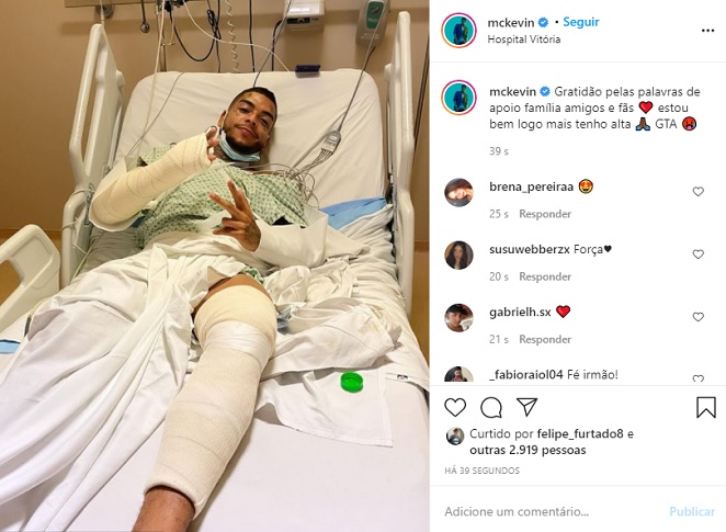 Mc Kevin compartilhou foto no hospital após acidente