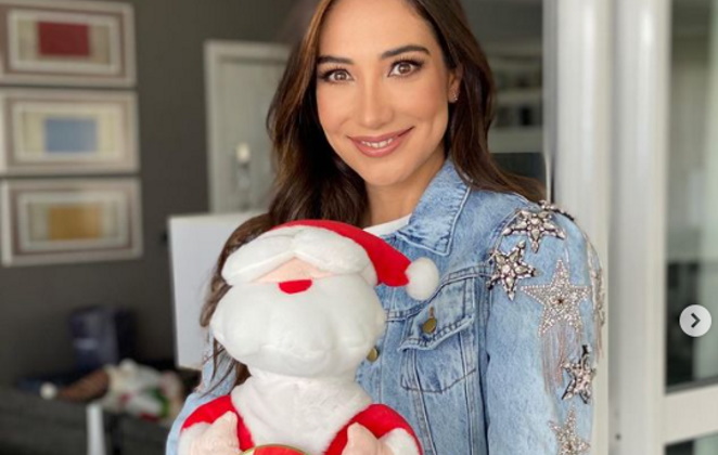 Nathália Batista posa com Papai Noel na web