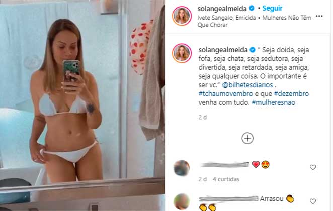 Solange Almeida sensualizando em frente ao espelho