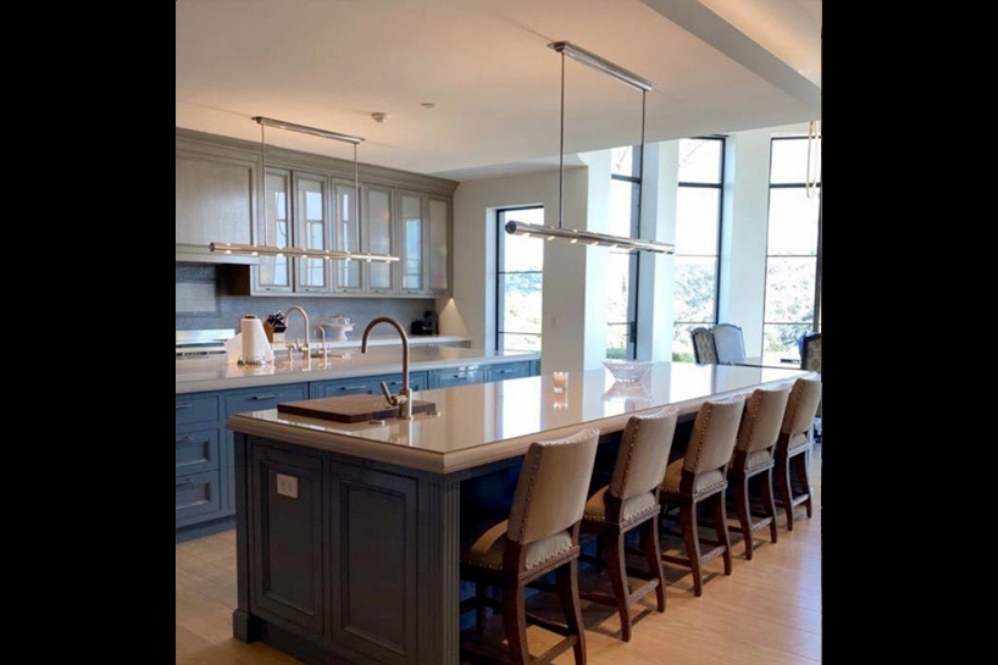 A cozinha azul com bancada dupla, equipada com os mais modernos eletrodomésticos