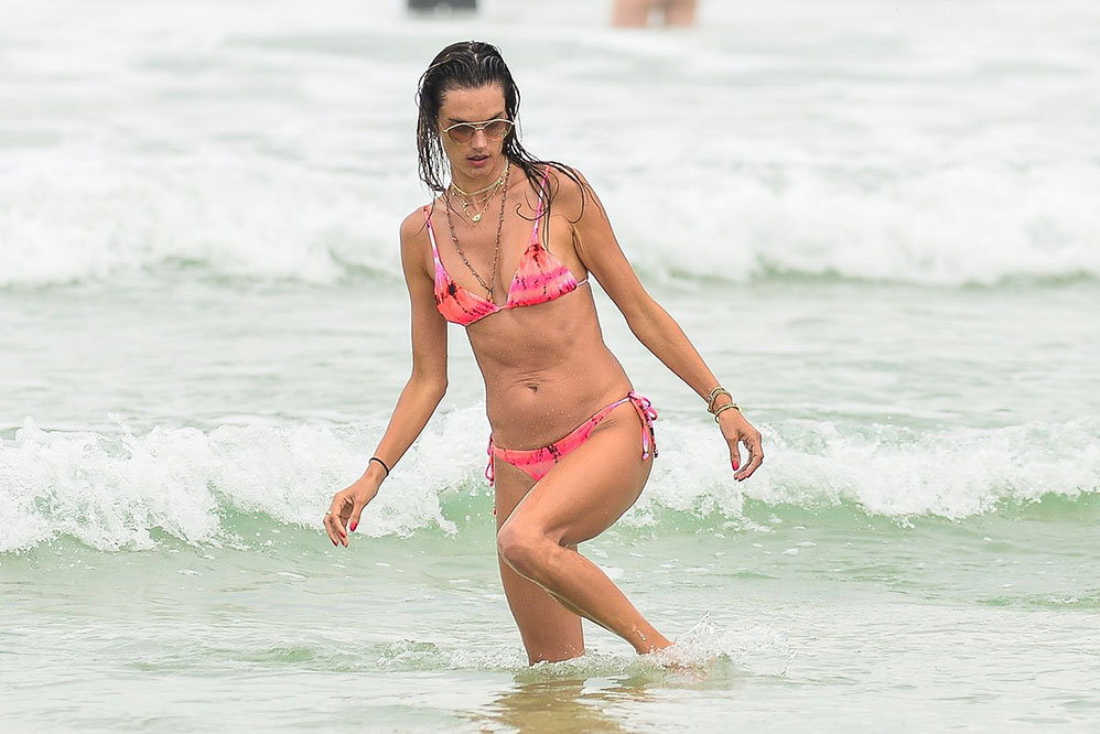 Alessandra Ambrósio mostrou seu corpão na praia