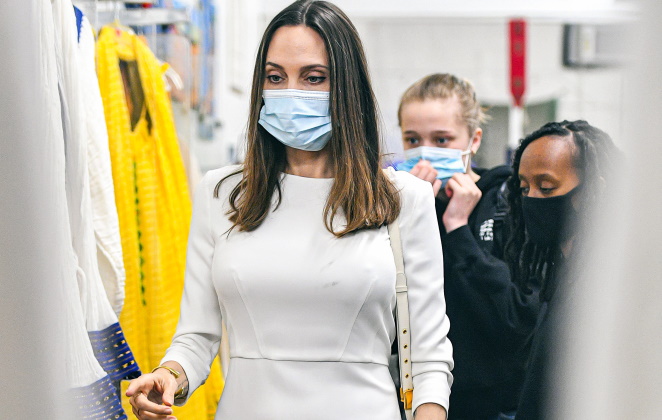 Angelina Jolie ficou horas com os filhos na loja