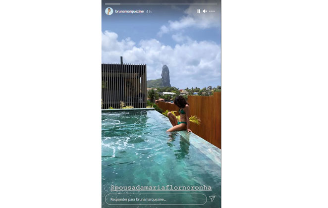 Bruna Marquezine posa na beiradinha de piscina em Fernando de Noronha 