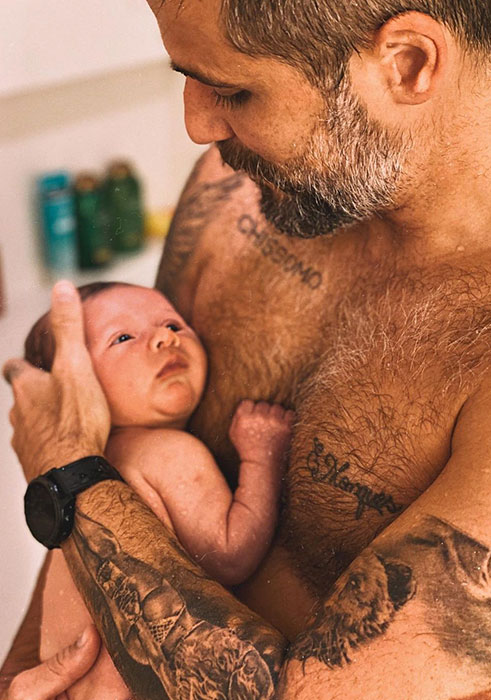 O baby Zyan adorou tomar o primeiro banho de chuveiro ao lado do papai Bruno Gagliasso