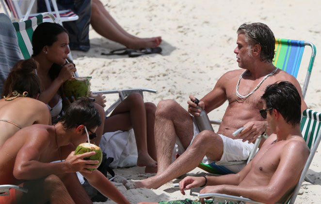 O ator Fábio Assunção aproveitou o sol quente do Rio de Janeiro com a família