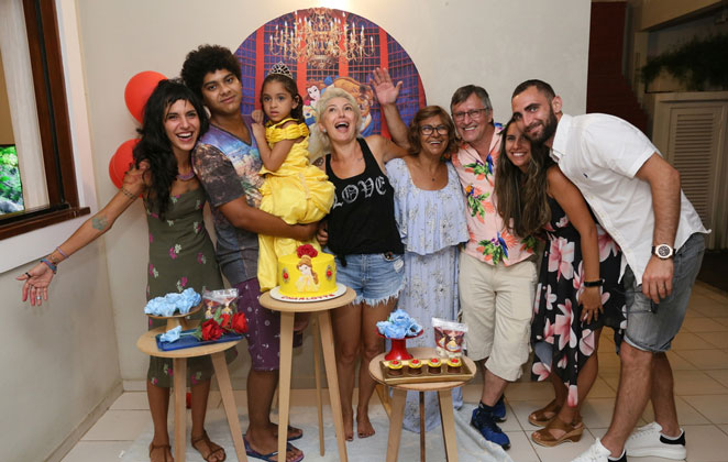 TAbil, Samuel, CHarlotte, Antonia FOntenelle e os familiares de Tabil reunidos na festa 