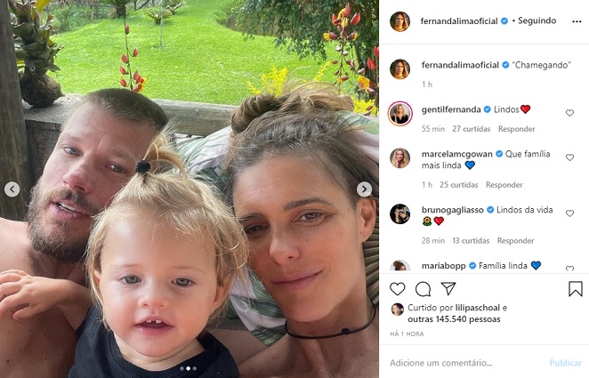 Fernanda Lima posta clique fofo com marido e filha